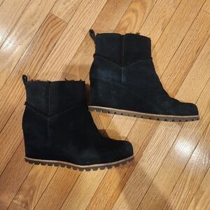 UGG womens Marte short boot in black, size 9.5